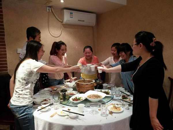 新老员工欢聚一堂